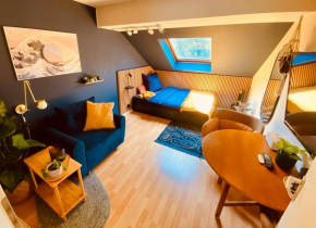 Modernes ruhiges Zimmer mit Ausblick ins Grüne
